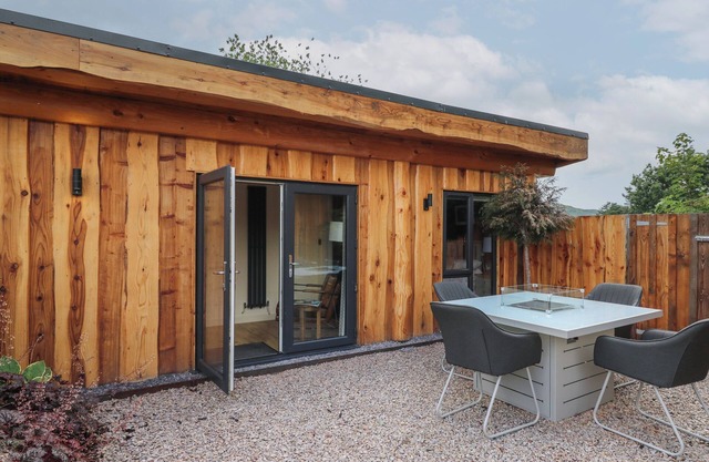 DAFFODIL, pet friendly, character holiday cottage in Llangadfan