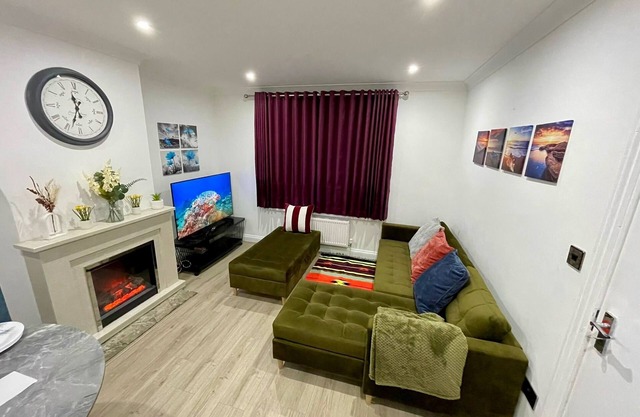 Dagenham 3-Beds, Sleeps 5, 12 min walk to Metro