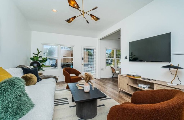 Dahlia Suite - Steps to Bay, Shopping & Dining