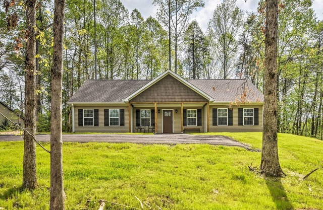 NEU! Dahlonega Home w / Yard in der Nähe von Hiking & Downtown
