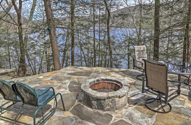 Lakefront New Preston Cottage mit Dock & Feuerstelle!