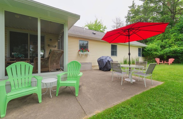 Dale Cottage - Just a block away from beautiful Lake Michigan!