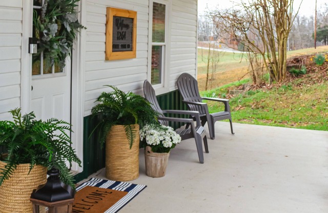 Dale Hollow Hideaway less then 4 miles to state park and state golf course.