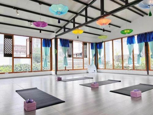 Dali Lily Pad Inn