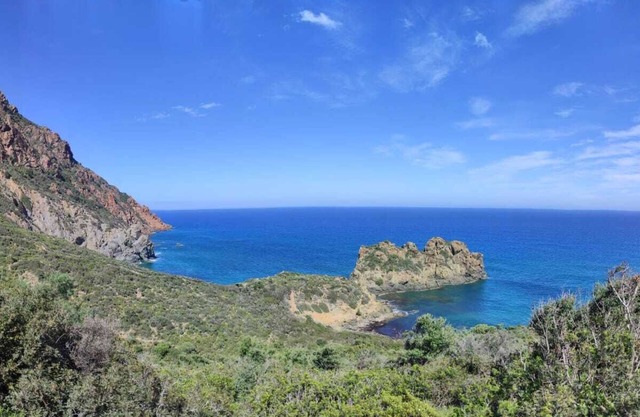 independent and accessible Dammar villa at 1700 m from the sea, private parking