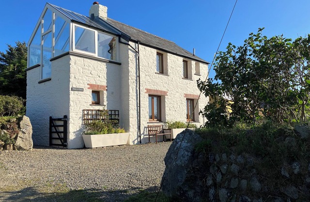 Dan y Garn, Holiday Home Nr Whitesands, Sleeps 5, 3 bedrooms, bathrooms
