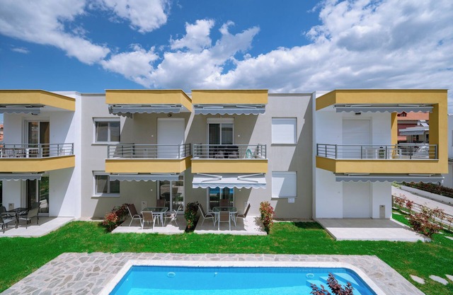 One-Bedroom Apartment with Pool Access in Danai & Palm Residential Complex