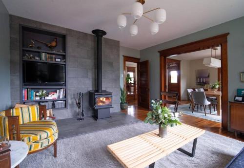Dancing Doe Estate - Delaware Valley Escape with Wood Stove and Hot Tub