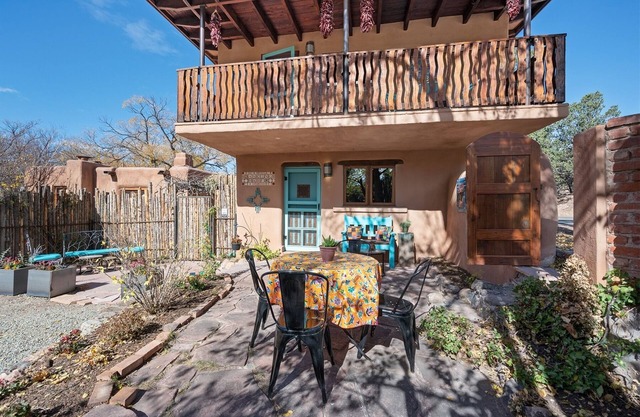 Dancing Hare - Colorful and Inviting Tesuque Home Right Next to Bishop`s Lodge