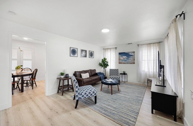 Dapper 2-Bedroom Abode: Chic & Cozy