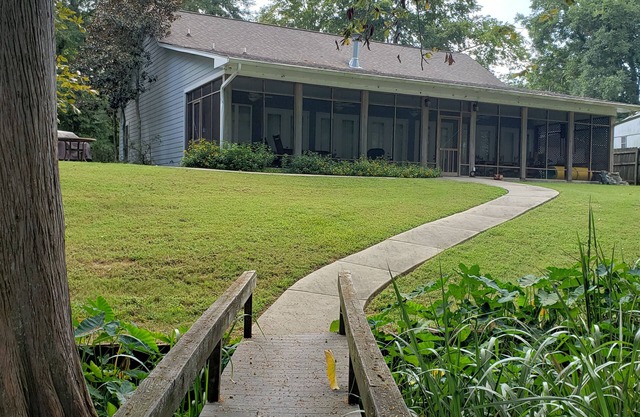 Darby's Lakehouse Retreat