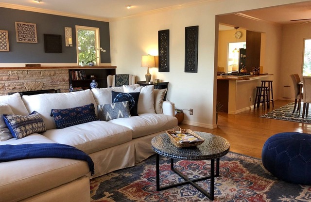 Darling and Quiet Uptown, w/Garage, Pet Friendly, Walkable, Gated Yard