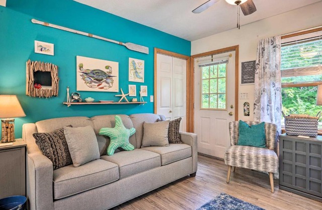 Darling Cottage about 1 Mi to Lake Erie Beach!
