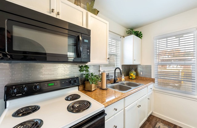 Darling Downtown Everett+Wifi+Long term Stay+Dog Friendly