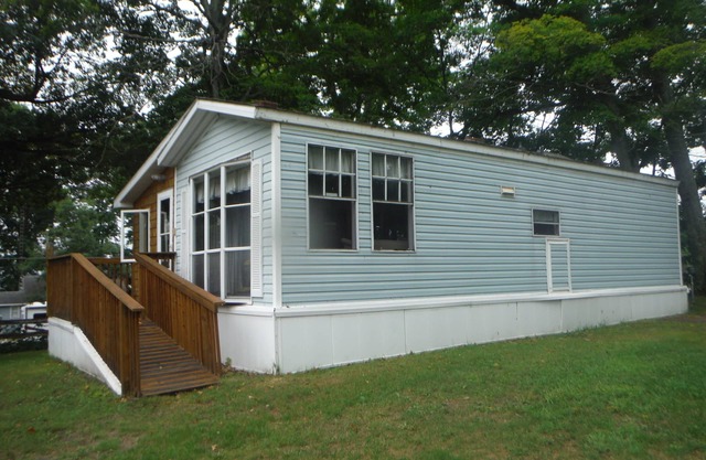 Darling Park Model Trailer in der Innenstadt von Curtis mit Blick auf den South Manistique Lake