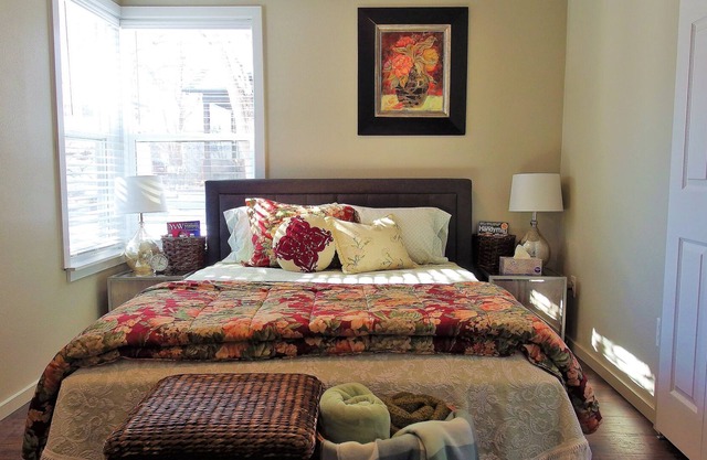 Darling Retreat, Fireplace, WD, AC, Workspace, Near Pubs, Hospitals, Downtown