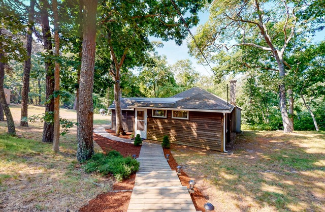 Darling, secluded cottage with large yard - walk to Chatham & Lighthouse Beach