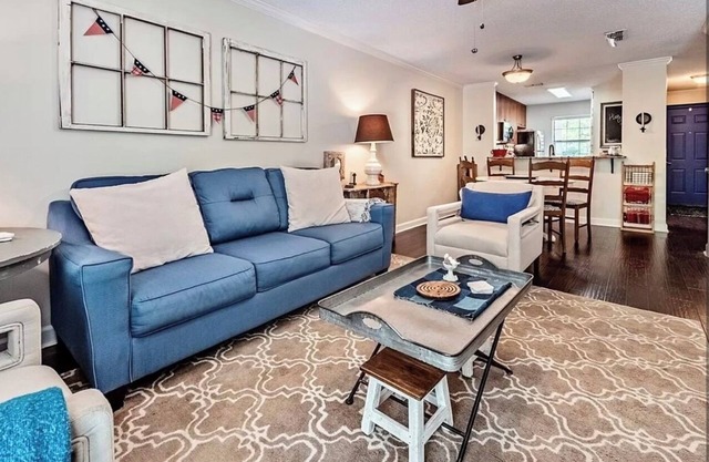 Darling Townhouse Walking distance to the Stadiums and THE GROVE!!!