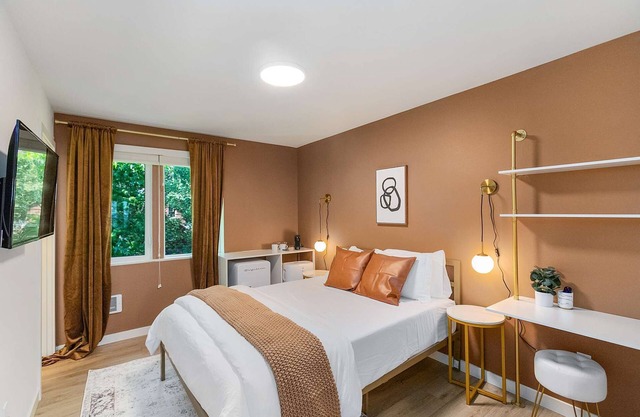 Dave's Sweet Suite - 84 Walkscore!!