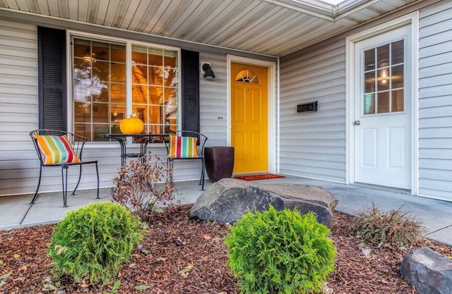 Davis House · Davis...Spacious Patio, Hot Tub - A Quiet Getaway