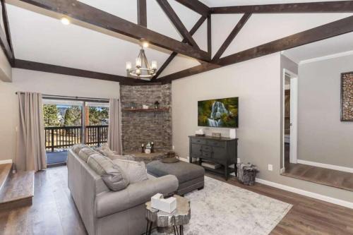 Dawn and Dusk by AvantStay Modern Cabin in Great Location w Home Theatre