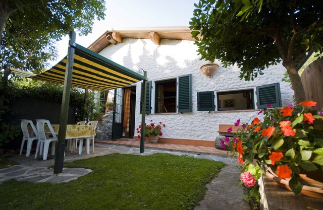 Day of Sun Apartment in villa, 10 min from the sea, private garden, swimming pool