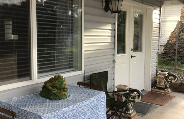 Daylight Basement Fully Furnished Apartment. Home Away From Home