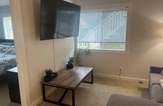 Daylight Suite with Hot Tub Close to Airport Pet Friendly