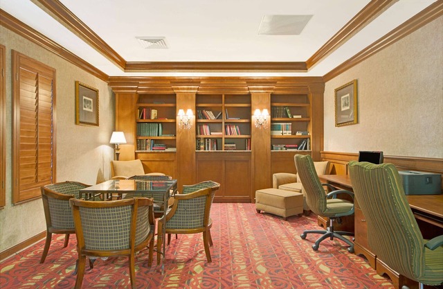 Days Inn and Suites by Wyndham St. Louis/Westport Plaza