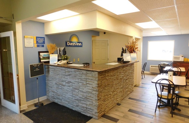 Days Inn by Wyndham West Branch Iowa City Area