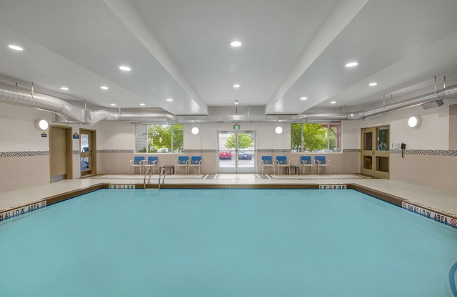 Days Inn & Suites by Wyndham Lindsay