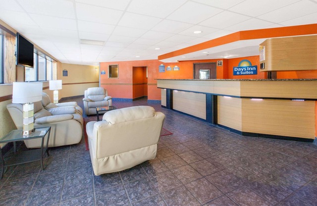 Days Inn & Suites by Wyndham Madison Heights MI