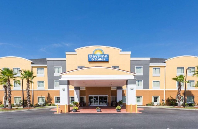 Days Inn & Suites by Wyndham Savannah North I-95