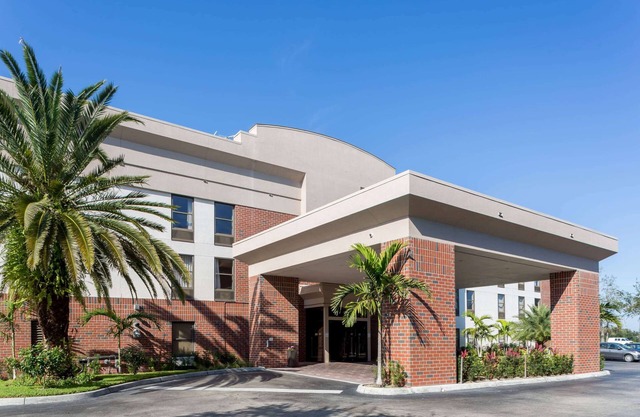 Days Inn & Suites by Wyndham Fort Myers Near JetBlue Park