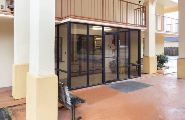 Days Inn & Suites by Wyndham Brewton