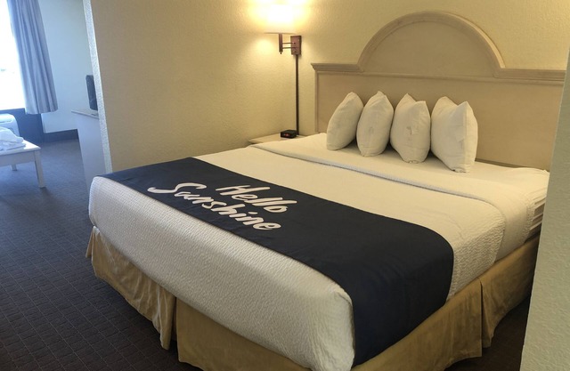 Days Inn & Suites by Wyndham Navarre - near Beaches/Hurlburt