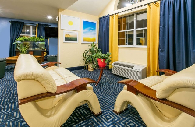 Days Inn & Suites by Wyndham Pryor