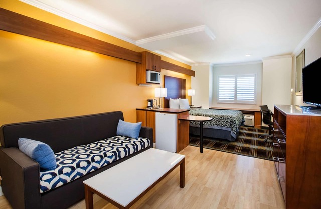 Days Inn & Suites by Wyndham Antioch