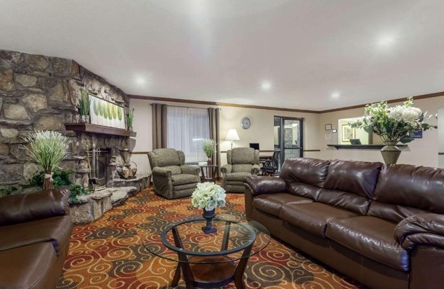Days Inn & Suites by Wyndham Kaukauna WI