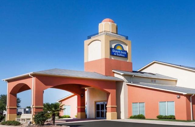 Days Inn & Suites by Wyndham Marquez