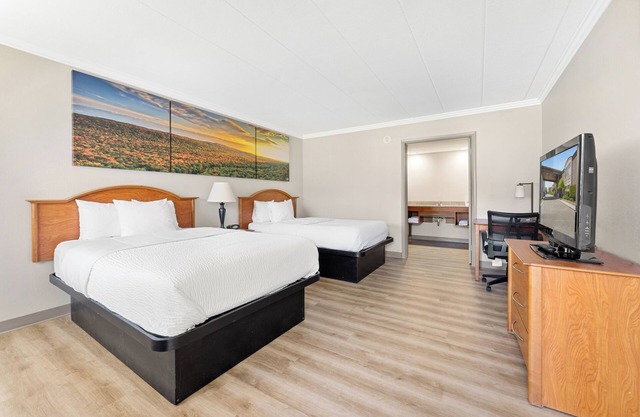 Days Inn & Suites by Wyndham Roseville/Detroit Area