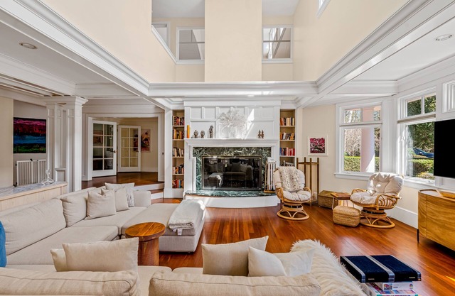 Dazzling 2-acre estate with Carriage House, pool, hot tub & pickleball/tennis