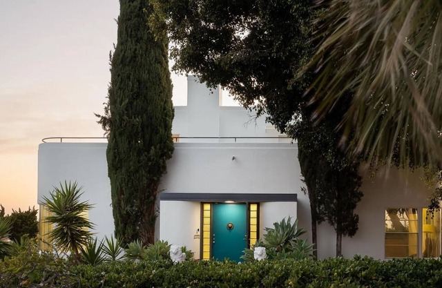 Dazzling Art Deco Home in San Diego's Lemon Grove. Hot Tub and Rooftop Deck!