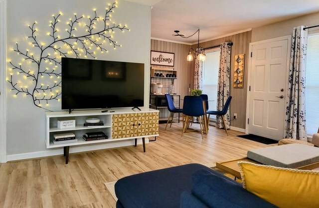 Dazzling Duplex, Pets, Private Driveway, EV charging!