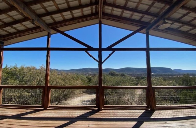 Deal! 4/3 Sleeps 12, Views! Outdoor FirePlace & Fire pit ~3 Minutes 2 Frio!~