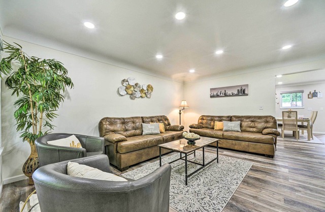 Dearborn Heights Home ~ 16 Mi to Downtown Detroit!