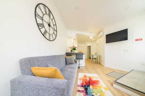 Debbie & Cris House by Mth