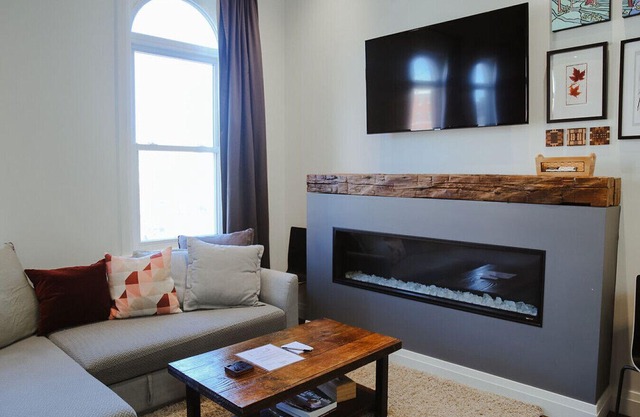 Debonaire Suites - 201 Arbor, Stadtzentrum, Stratford, Modern Downtown Suite