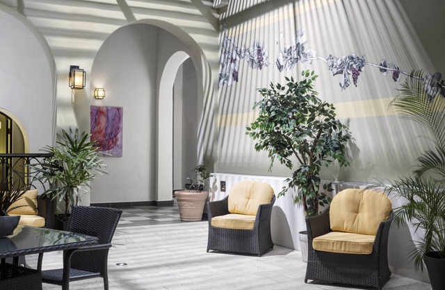 Decanter Hotel