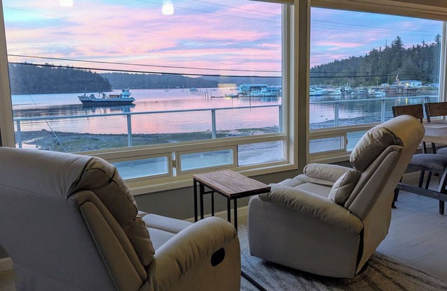 Deception Pass Waterfront Stay on Cornet Bay, 2 Bed, 1 Bath, Luxury Touches